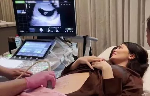 بالفيديو، كايلي جينر تؤكّد خبر حملها بمولودها الثاني