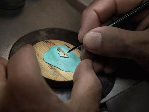 دار Fabergé تكشف عن إصدارَين محدودَين من ساعة Compliquée Peacock الملوّنة يدوياً