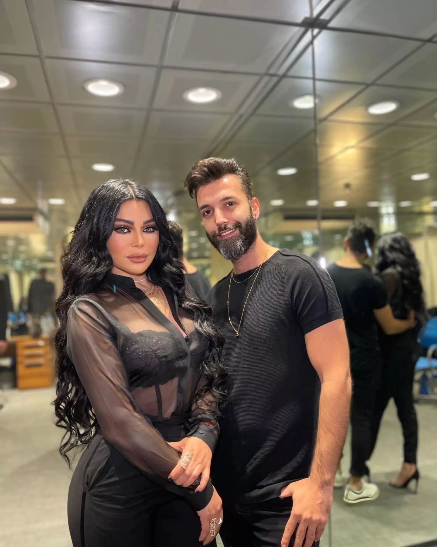 لوك هيفاء وهبي يجمع بين الشياكة والجاذبية خلال حفل انتخاب ملك جمال لبنان 2021