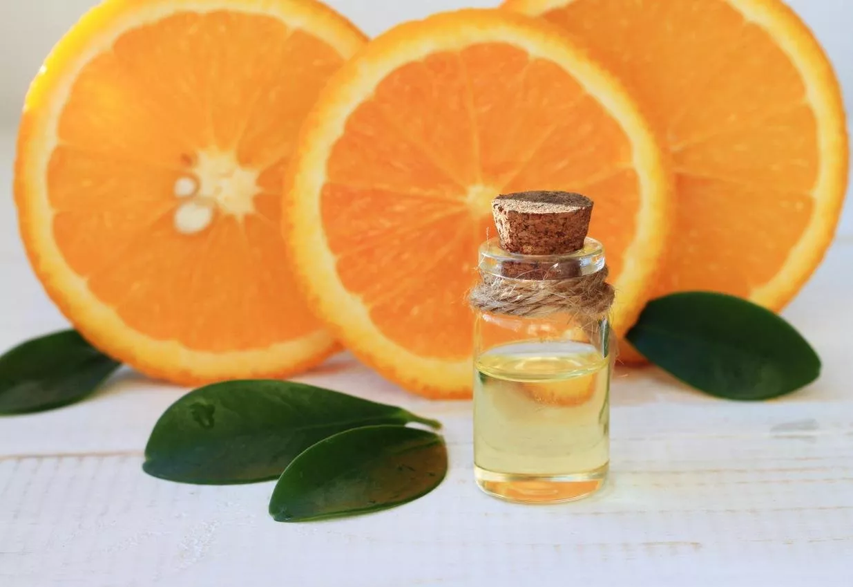 فوائد زيت البرتقال للشعر وطرق استخدامه للحصول على خصلات صحية