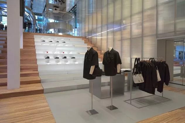 برادا توسّع نطاق مجموعة منتجات Re-Nylon لعام 2020 لتشمل الملابس الجاهزة، الأحذية والأكسسوارات للرجال والنساء