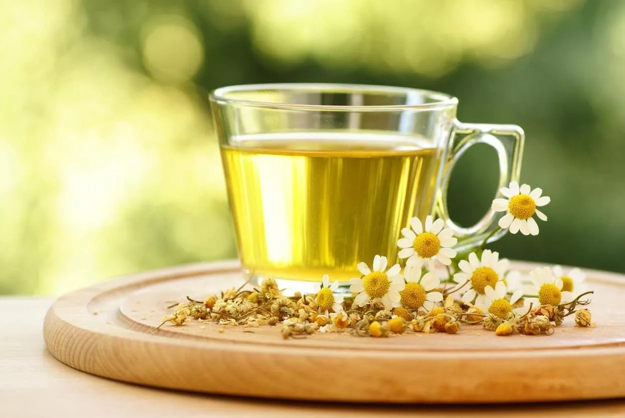 ما هي فوائد كل نوع من الشاي للشعر وكيف يمكنكِ تحضير ماسك منها؟