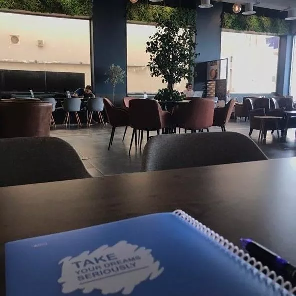 10 مقاهي ملائمة للدراسة والعمل في السعودية يمكنك الجلوس فيها