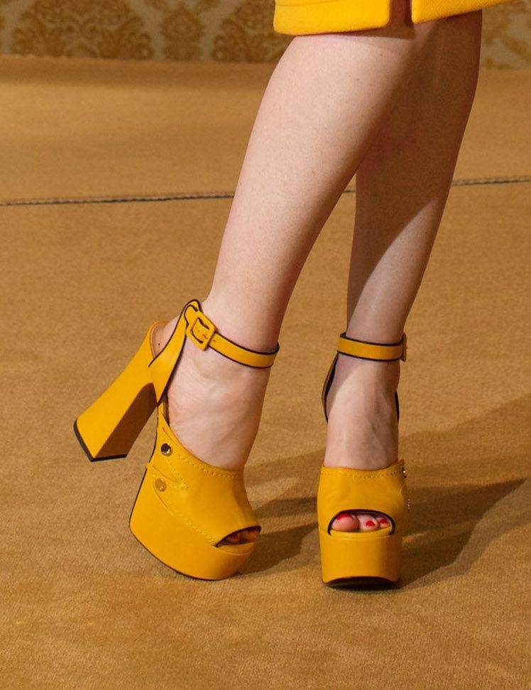 موسكينو Moschino  حذاء بلاتفورم صندل صنادل بلاتفورم أحذية خريف 2021 منصة عرض الأزياء