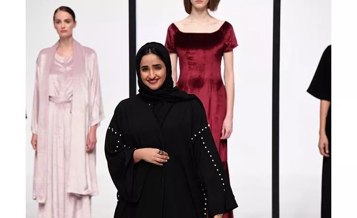 في يوم المرأة الإماراتية، دعينا نسلّط الضوء على أبزر المصممات الإماراتيات وأعمالهنّ