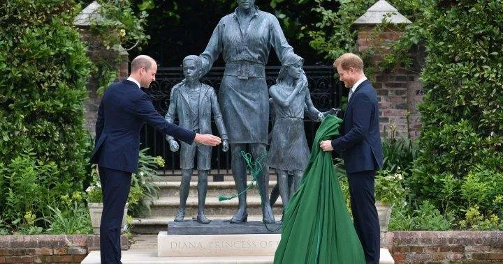 بمناسبة عيد ميلاد الأميرة ديانا الـ60، الأمير هاري والأمير وليام يجتمعان لإزلة النقاب عن تمثال لوالدتهما الراحلة