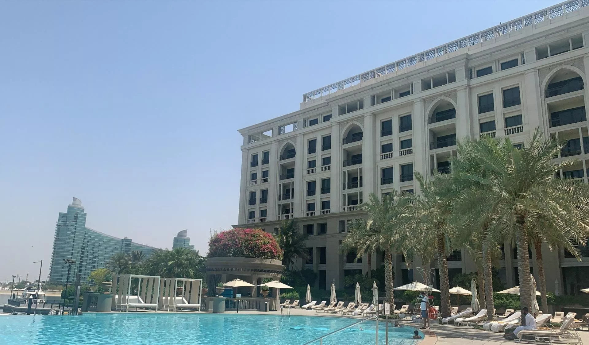السياحة في دبي: تجربتي مع الإقامة في فندق Versace Palazzo
