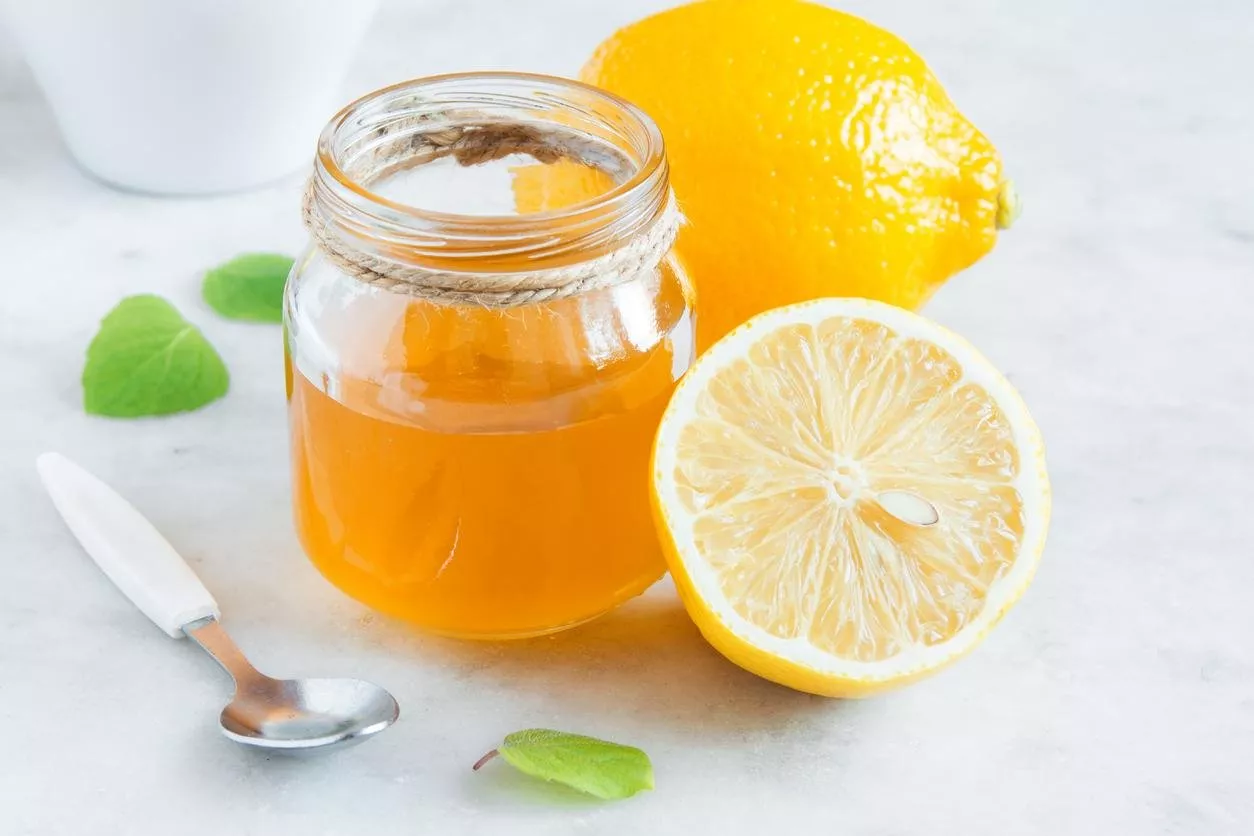 خلطات من العسل والليمون تساعد في العناية بالبشرة والتخفيف من التجاعيد