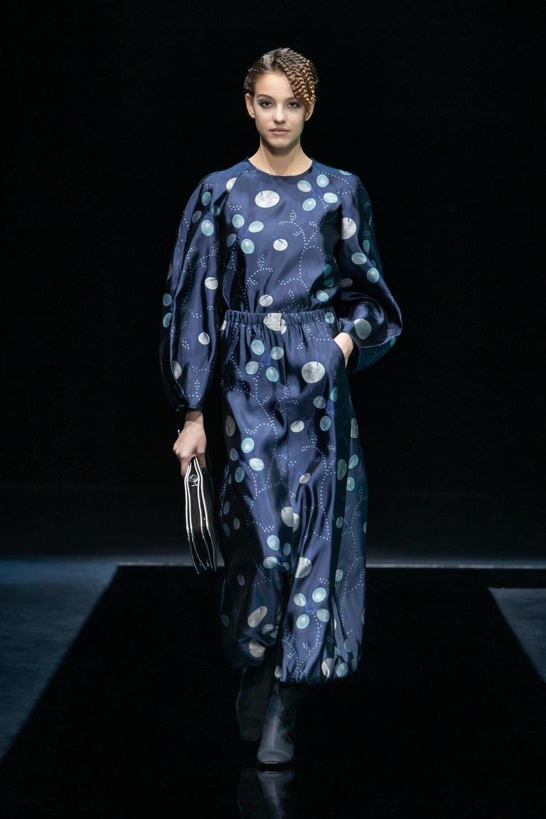  جورجو أرماني Giorgio Armani الحرير آخر موضة أسبوع الموضة في ميلانو لخريف وشتاء 2021-2022 Silk Dress Silk Pants ستان