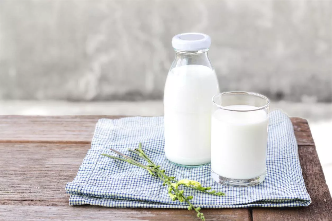 فوائد الحليب للبشرة وخلطات منه تساهم في توحيد لون البشرة