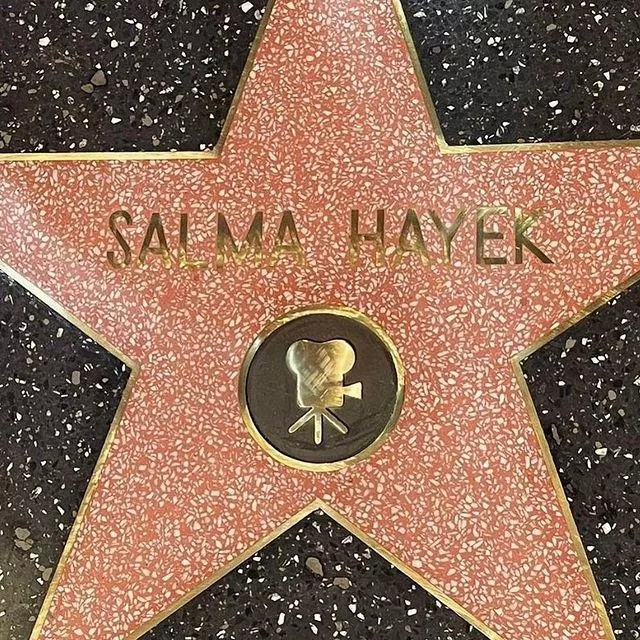 بالصور، سلمى حايك بلوك أنيق وجذاب خلال الكشف عن نجمتها الخاصة في ممر المشاهير في هوليوود