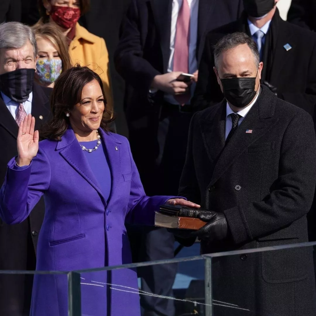 نائبة الرئيس الأميركي كامالا هاريس محط أنظار الجميع في طلتها الرسمية الأولى: لوك ملفت وبداية موفقة!