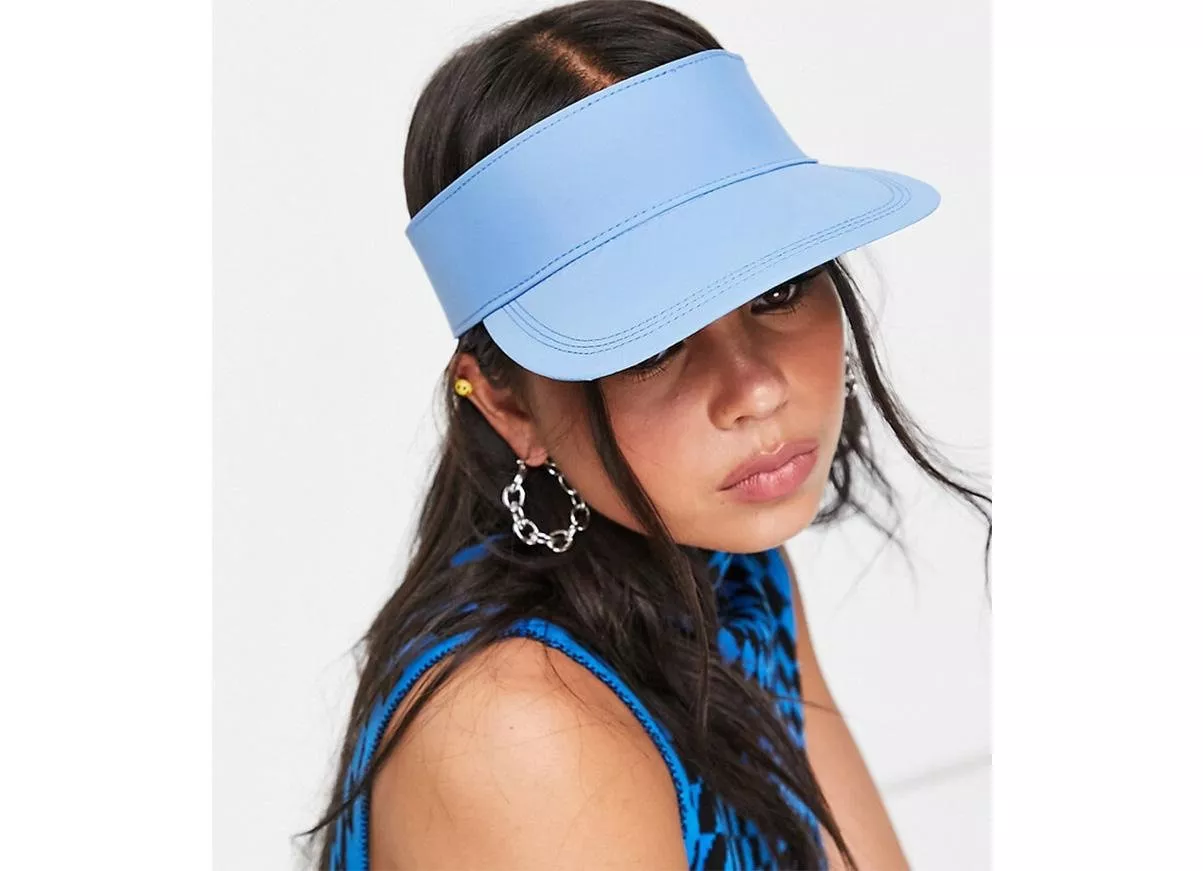 قبعة Visor Hat هي خياركِ الأنسب إن مللتِ من باقي القبّعات... اشتري موديل منها في صيف 2021