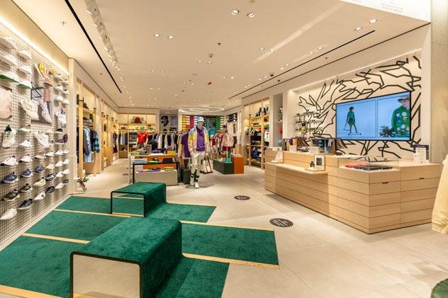 متجر Lacoste في دبي مول - تجربة Le Club Evolution للبيع بالتجزئة