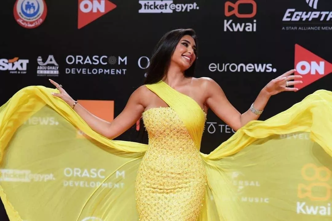 لوك ياسمين صبري يضجّ جاذبية وأنوثة في  حفل افتتاح مهرجان الجونة السينمائي 2021