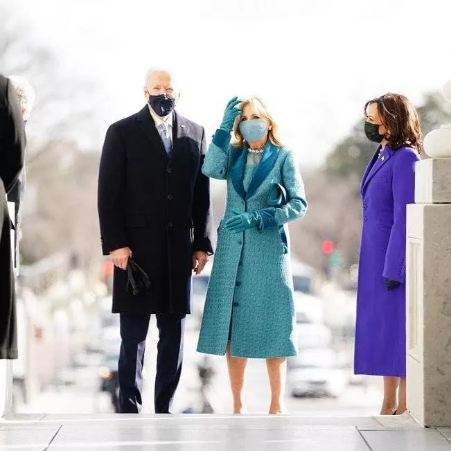 طلة جيل بايدن الرسمية الأولى أثناء مراسم تنصيب زوجها جو بايدن رئيساً للولايات المتحدة: لوك شيك ومنعش