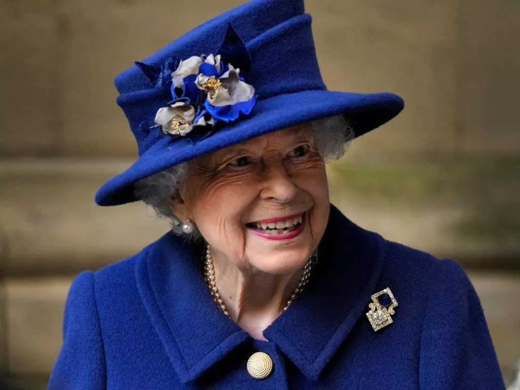 للمرّة الأولى منذ 17 عام، الملكة اليزابيث تحمل العصا في آخر طلة لها... فما السبب؟