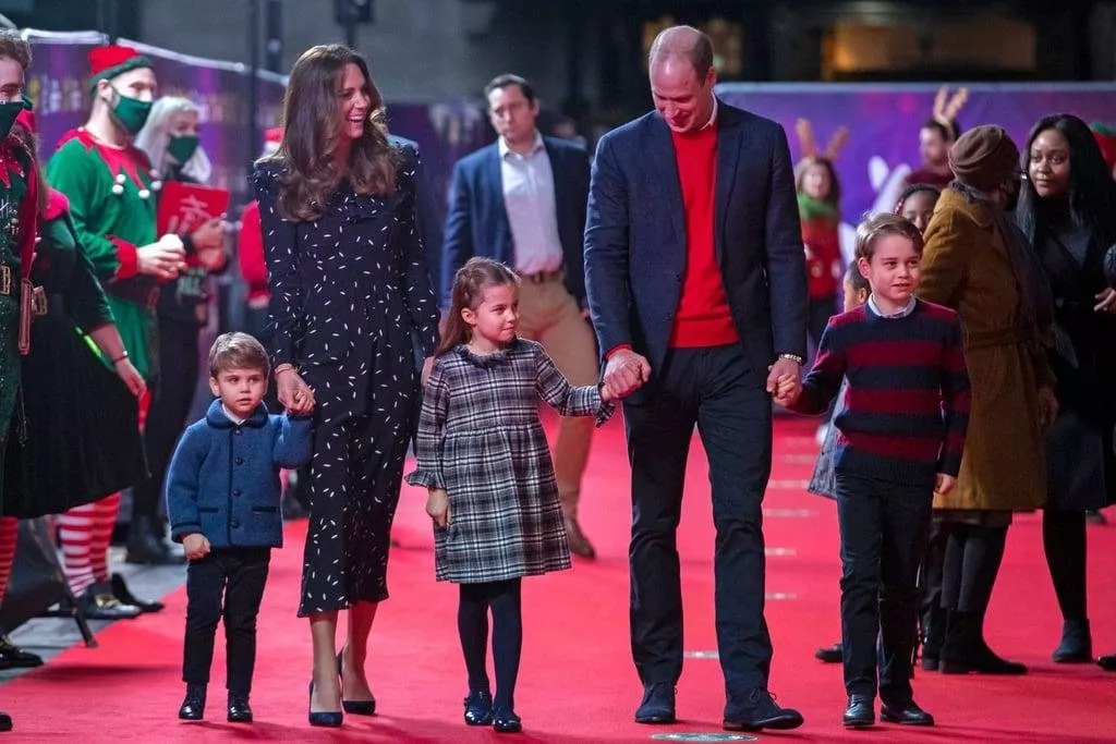 كيت ميدلتون مع زوجها وأولادهما للمرة الأولى على السجادة الحمراء: إطلالات متناسقة، دافئة وأنيقة