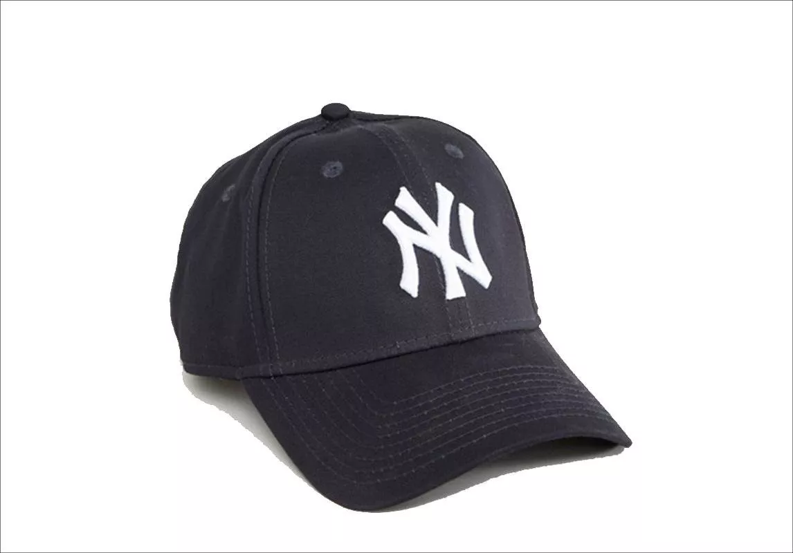 قبعة بيسبول لا تفارق إطلالات الفاشينيستا مؤخراً، احصلي على موديل منها الآن