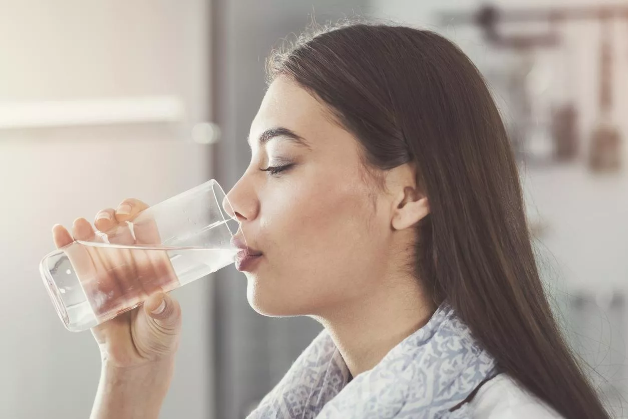 6 أشياء مفاجئة تحدث لكِ عندما لا تشربين كمية كافية من المياه