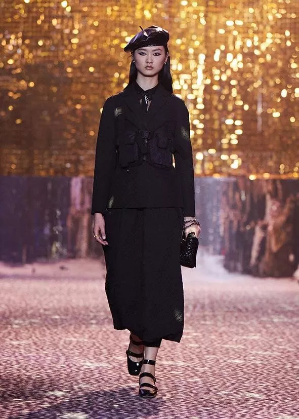 مجموعة Dior لخريف 2021 في شانغهاي تنبض مرحاً وحياةً
