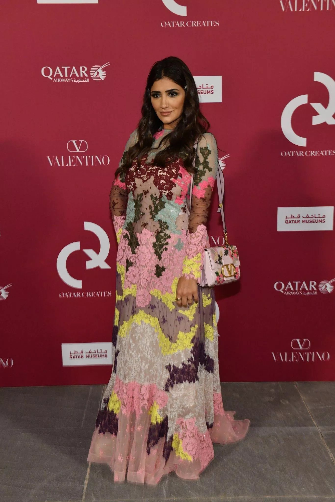 Valentino تكشف عن مجموعة للعبايات ضمن فعاليات قطر تبدع، وسط حضور عدد من النجمات