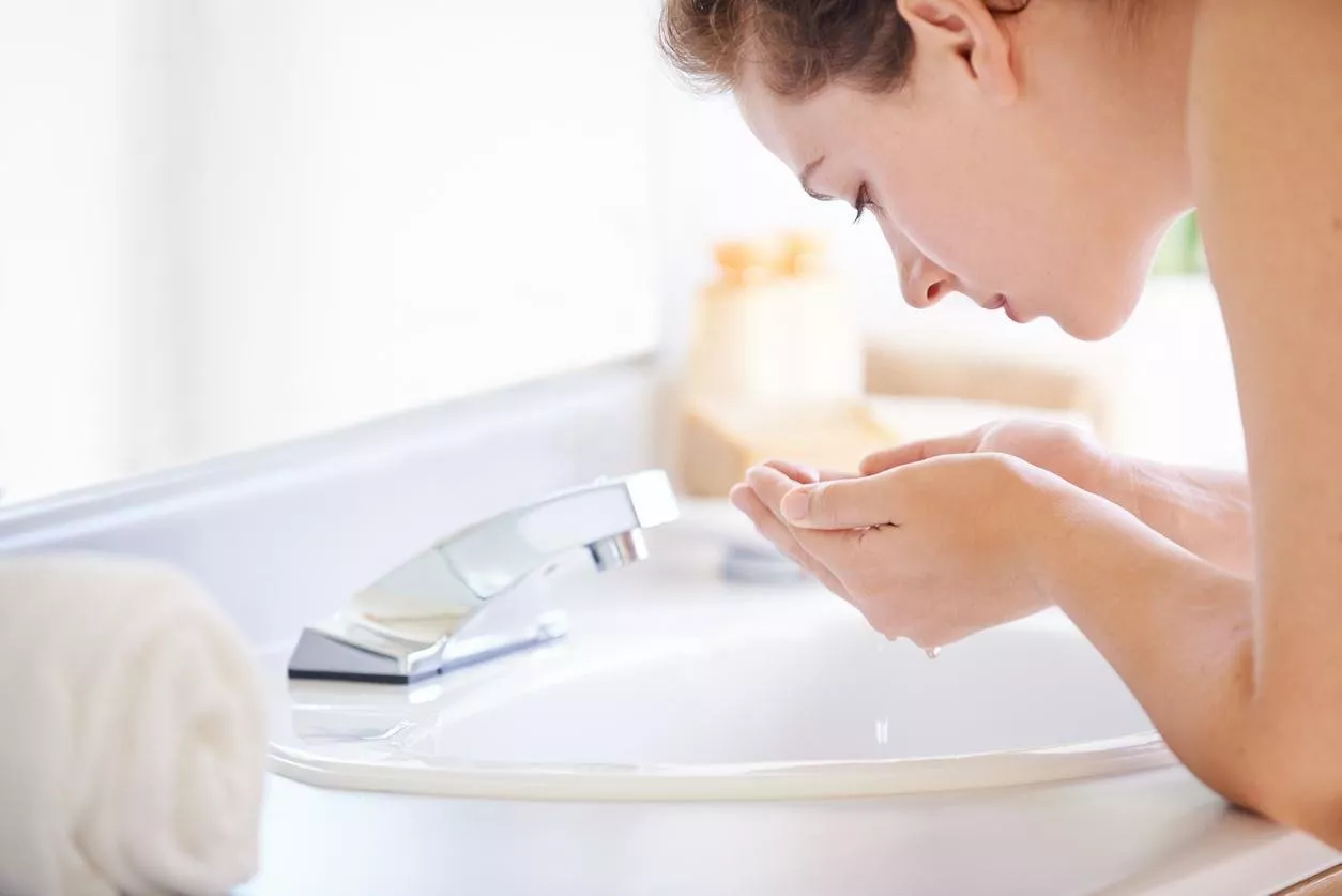 كل ما عليكِ معرفته عن غسل البشرة باستحدام المياه الغازية