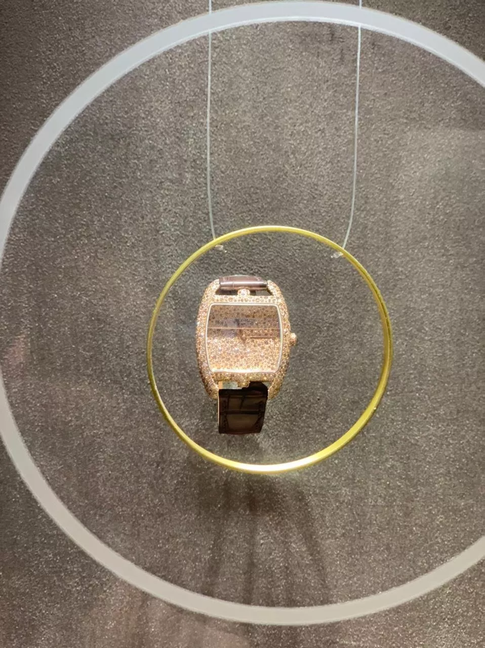 Hermès تأخذكِ إلى عالم آخر من خلال معرض Crafting Time في دبي مول