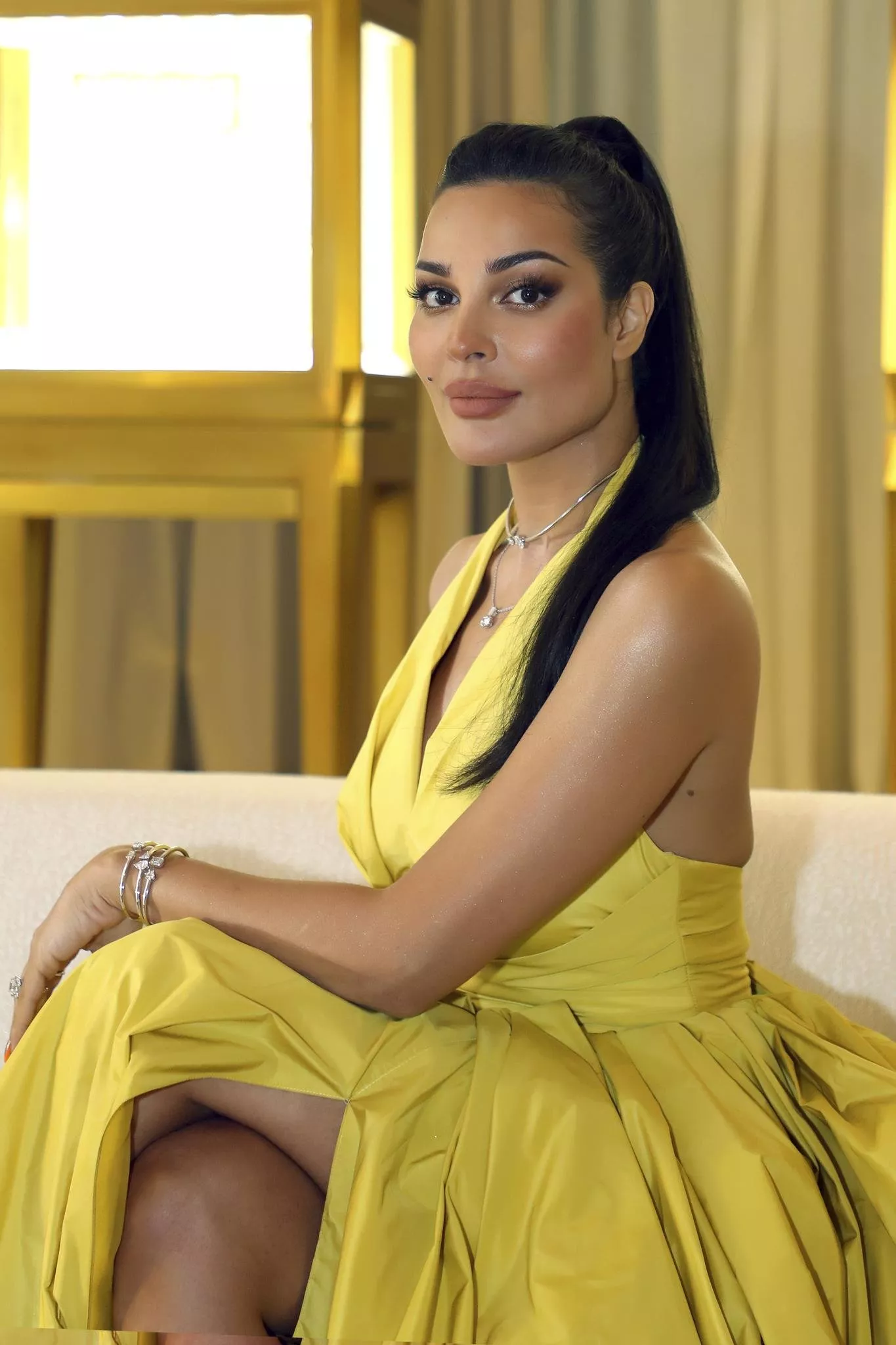 نادين نجيم بلوك يفيض جاذبية في حفل افتتاح Bayt Damas في دبي وإعلانها سفيرة لدار Damas Jewellery