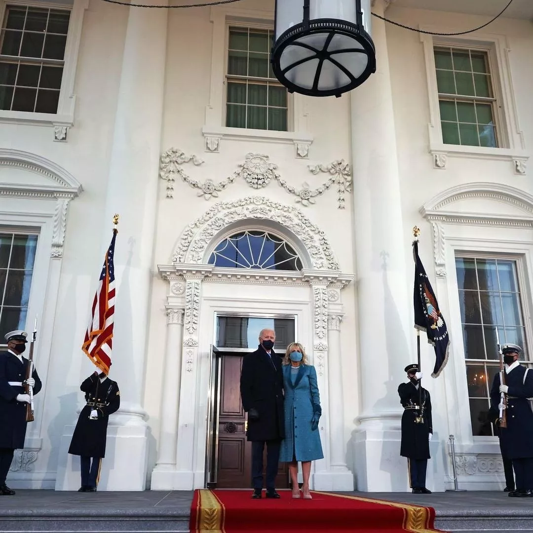طلة جيل بايدن الرسمية الأولى أثناء مراسم تنصيب زوجها جو بايدن رئيساً للولايات المتحدة: لوك شيك ومنعش