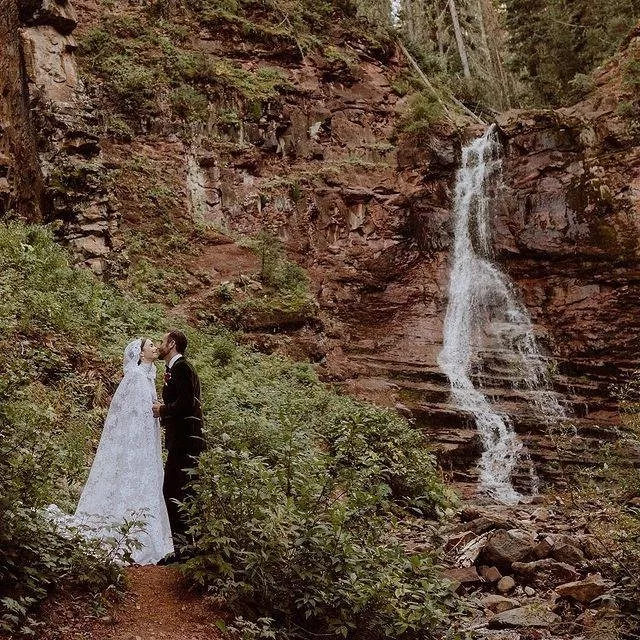 بالصور، إطلالة ليلي كولينز يوم زفافها رومانسة وساحرة للغاية