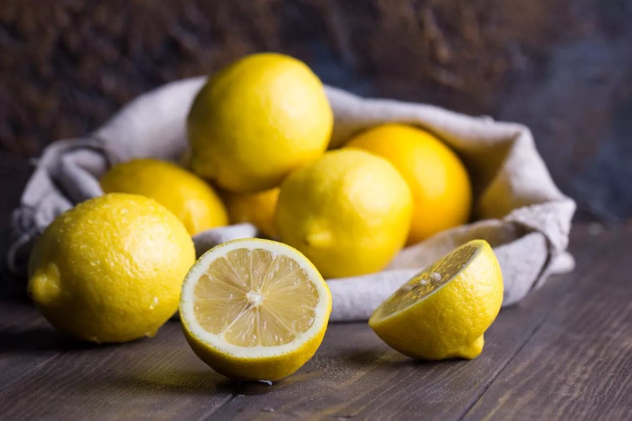 كيف يساعدكِ الليمون في علاج التعرق المفرط؟