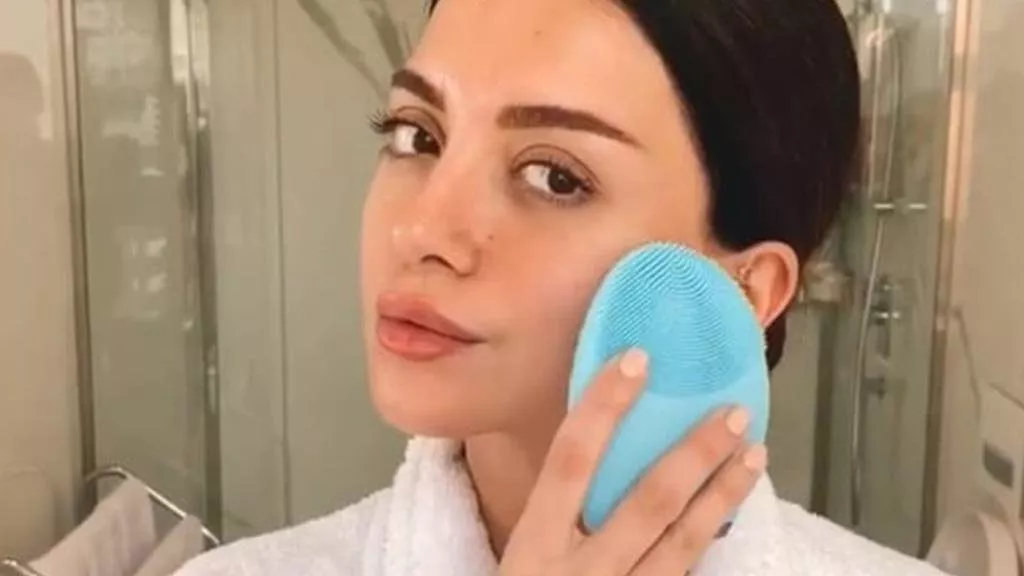 ما هي فرشاة تنظيف الوجه المصنوعة من السيليكون؟ تعرّفي أكثر عليها وتسوّقي واحدة منها