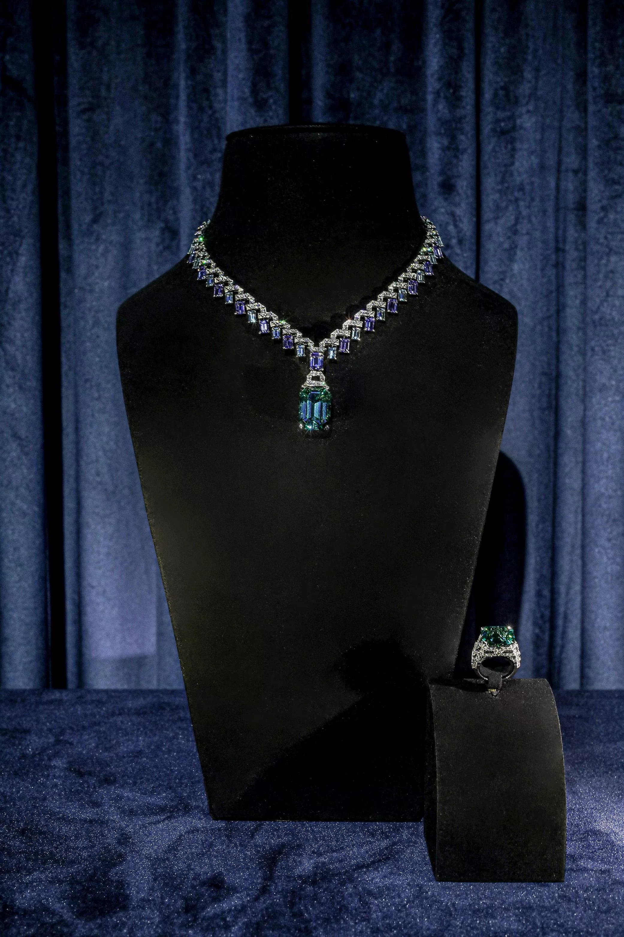 دار Louis Vuitton تطلق معرض المجوهرات الراقية الخاص بها في دبي