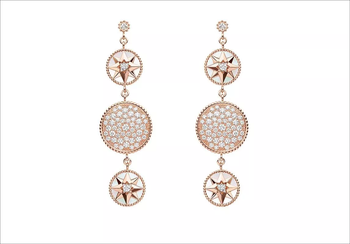 إليكِ خياراتنا من مجوهرات Rose des Vents من Dior لإطلالات النهار والمساء!