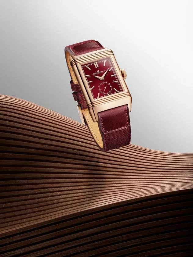 احتفالاً بمرور 90 سنة على ابتكار ساعة ريفيرسو، جيجر- لوكولتر تكشف عن نسخة خاصة منها باللون الأحمر العنّابي