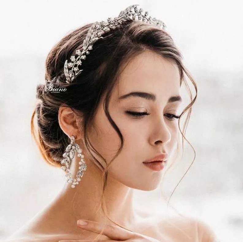لكلّ عروس لعام 2021، جمعنا لكِ أجمل تسريحات شعر منخفضة لتتألّقي بواحدة منها في عرسكِ