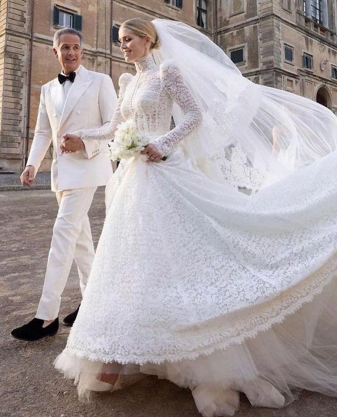 ليدي كيتي سبنسر تسحر الجميع في يوم زفافها بإطلالات ملكية فخمة