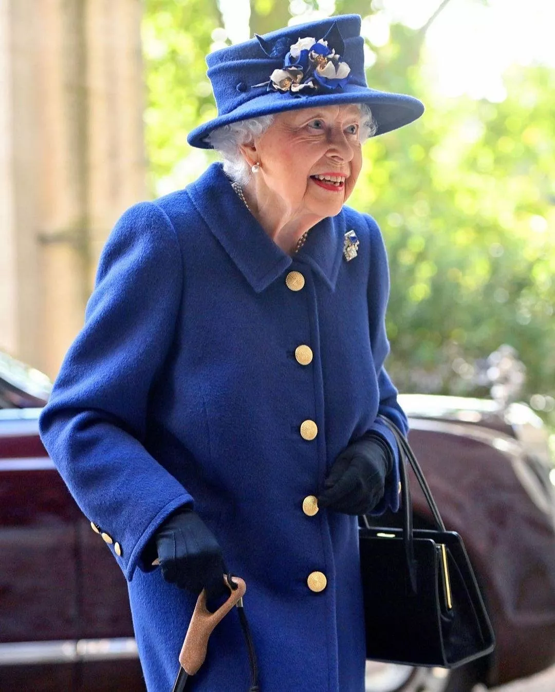 للمرّة الأولى منذ 17 عام، الملكة اليزابيث تحمل العصا في آخر طلة لها... فما السبب؟