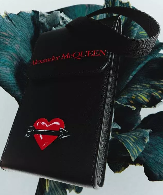 Alexander McQueen تطلق تشكيلة مُصغّرة جديدة بمناسبة يوم الحب 2021 ورأس السنة الصينية