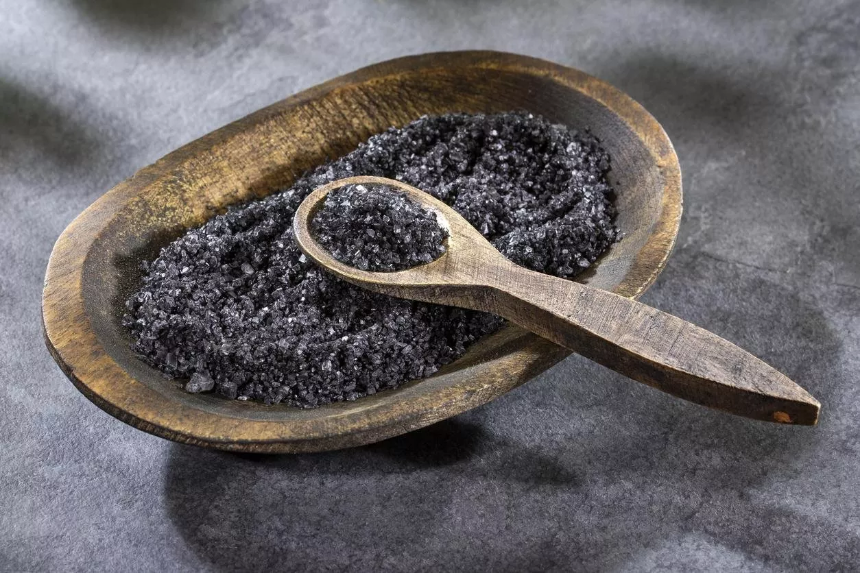 فوائد الملح الأسود للبشرة والشعر وكيفية استخدامه