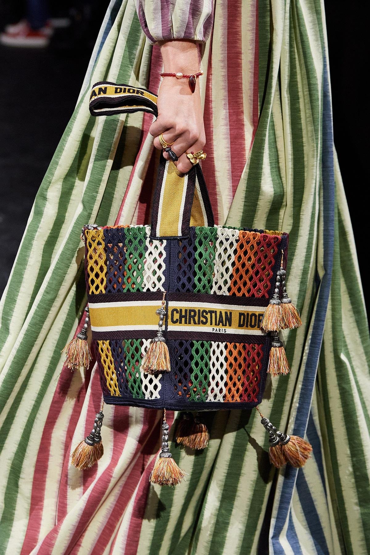 حقيبة شنطة حقائب شنط موديل أسبوع الموضة ربيع وصيف 2021 عرض صيحة موضة Dior 