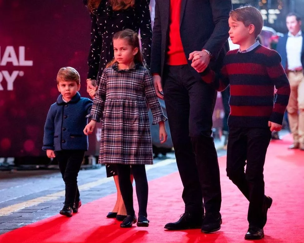 كيت ميدلتون مع زوجها وأولادهما للمرة الأولى على السجادة الحمراء: إطلالات متناسقة، دافئة وأنيقة