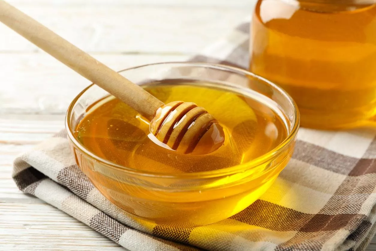 فوائد العسل للبشرة وكيفية عمل خلطات منه