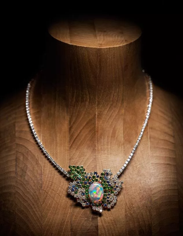 مجموعة المجوهرات ديور روز تحتفل بإعادة التأهيل التي خضع لها القصر الخاص في 30، جادة مونتان