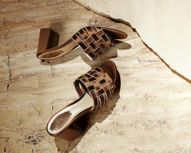 مجموعة أحذية رينيه كاوفيلا خاصة بالشرق الأوسط