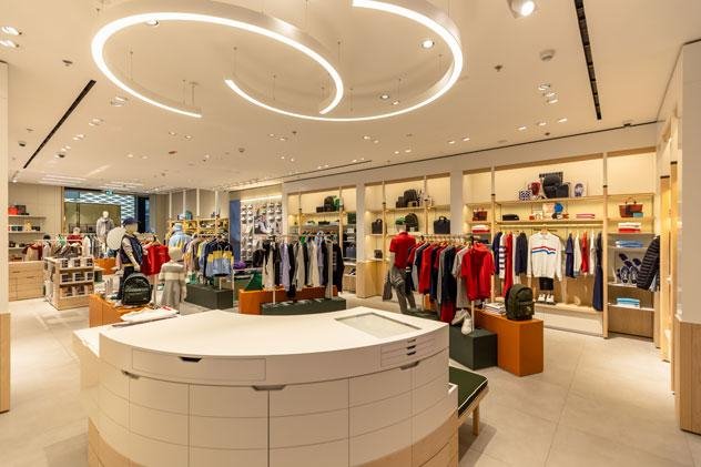 متجر Lacoste في دبي مول - تجربة Le Club Evolution للبيع بالتجزئة