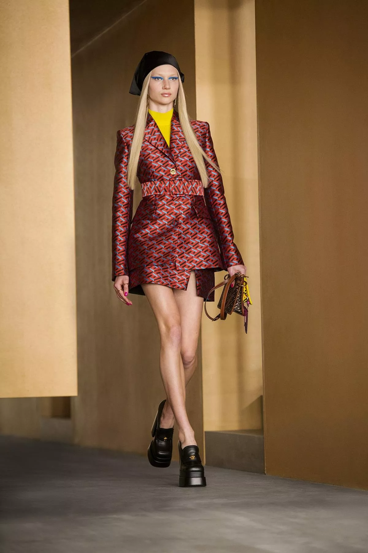 مجموعة Versace للأزياء الجاهزة لخريف وشتاء 2021-2022: متاهة من التصاميم