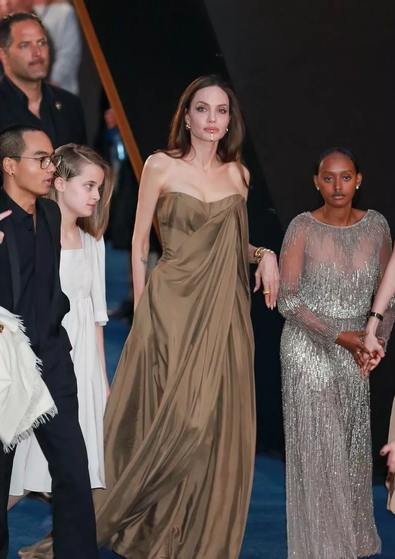 بعد 7 سنوات وبخطوة مُفاجئة، إبنة أنجلينا جولي ترتدي نفس فستان والدتها!