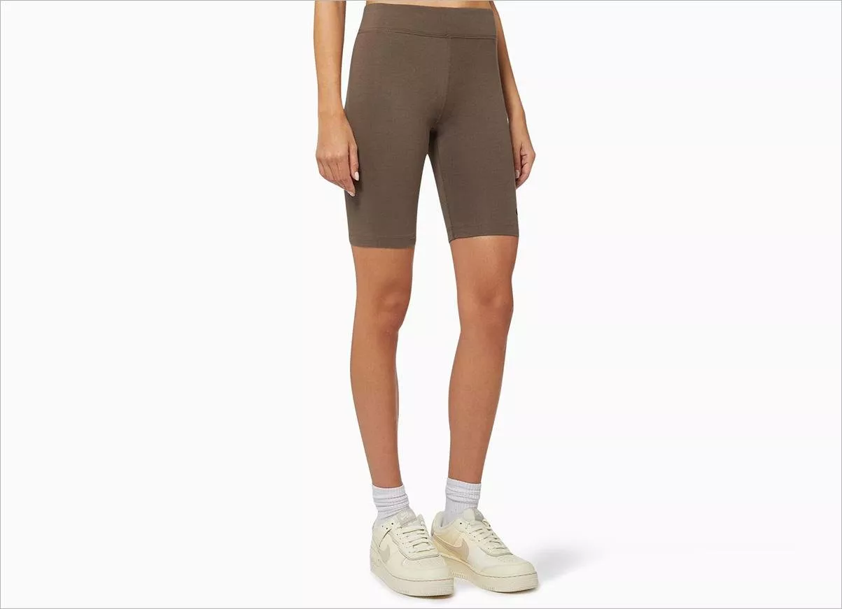 ليكن تصميم Biker Shorts في خزانتكِ في صيف 2021... إليكِ 24 قطعة لتتسوّقي منها